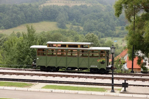 Vagão ferroviário velho nos carris — Fotografia de Stock