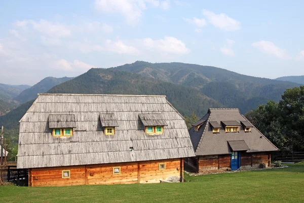 Stará vesnice s dřevěnými domy na hoře — Stock fotografie