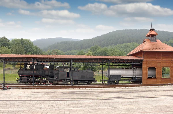 Oude stoomlocomotief op treinstation — Stockfoto