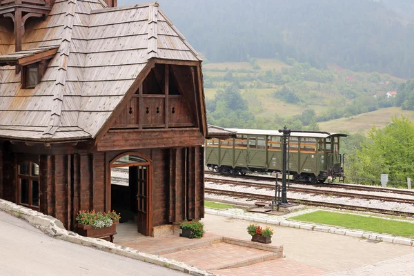 Staré dřevěné železniční stanice na hoře — Stock fotografie