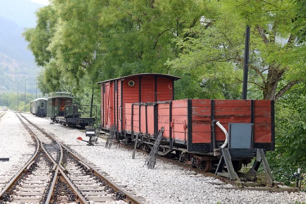 Tren istasyonu ile eski arabalar — Stok fotoğraf