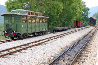 eski arabalar ve tren tren istasyonu