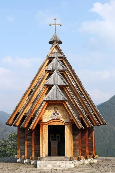 산에 오래 된 목조 교회 — 스톡 사진