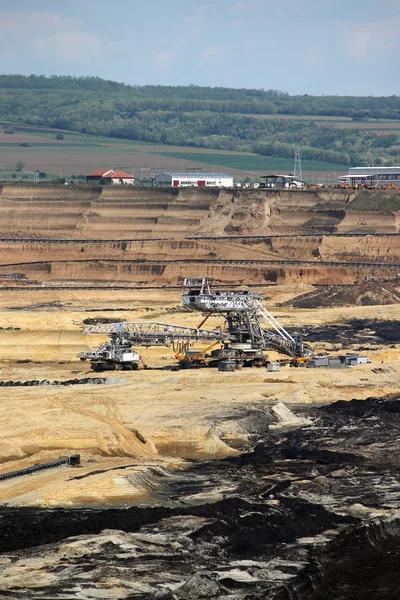 Excavadoras que trabajan en mina de carbón a cielo abierto — Foto de Stock