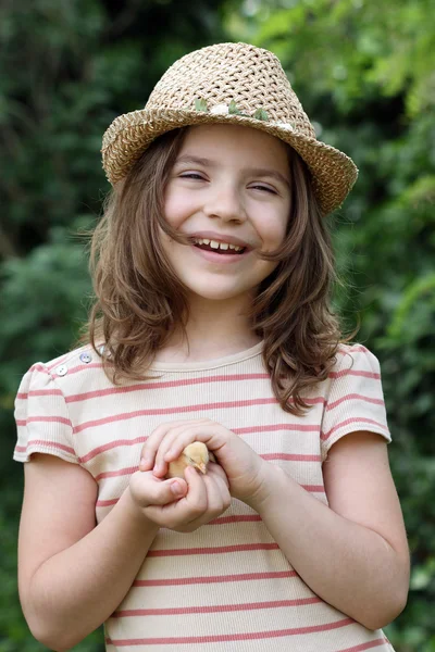 Ευτυχισμένη κοριτσάκι που κρατάει χαριτωμένο κίτρινο μικρό κοτόπουλο — Φωτογραφία Αρχείου