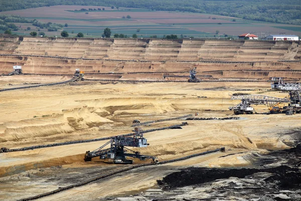 Membuka tambang batu bara pit dengan mesin dan ekskavator — Stok Foto