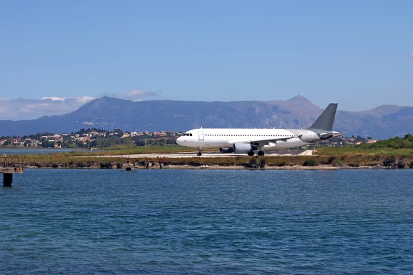 코르푸 섬 그리스 공항에 비행기 — 스톡 사진