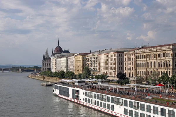Danube riverside with old buildings Budapest Hungary — Stock Photo, Image