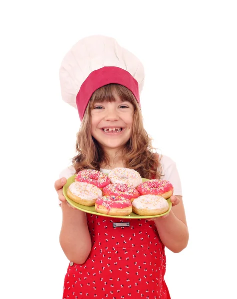 Szczęśliwa dziewczynka gotować z słodkie pączki — Zdjęcie stockowe