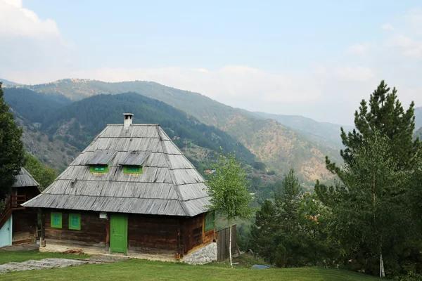 Old log cabin on mountain landscape — Stock Photo, Image
