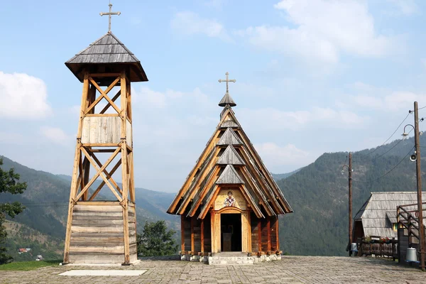 Alte Holzkirche und Glockenturm — Stockfoto