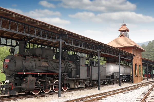 Railway station with old steam locomotive — Stock Photo, Image