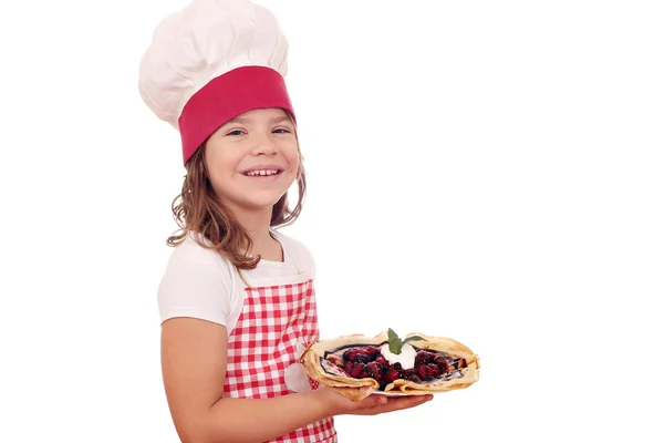 Heureuse petite fille cuisinier avec crêpes dessert — Photo