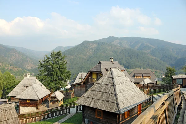 Село на гірському сільському ландшафті — стокове фото