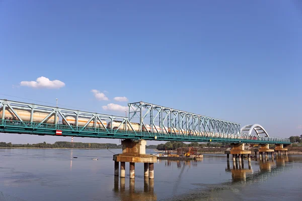 Zug mit Kesselwagen auf Brücke — Stockfoto