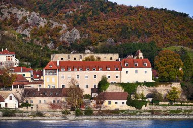 Avusturya, Durnstein 'deki eski taş binalar, sonbahar mevsimi.