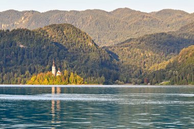 Maria.Lake 'in Hacı Kilisesi. Slovenya' da sabah manzarası ağladı.