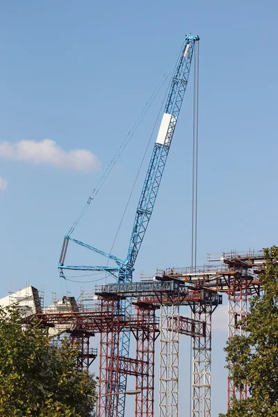 Кран и новая площадка для строительства моста — стоковое фото