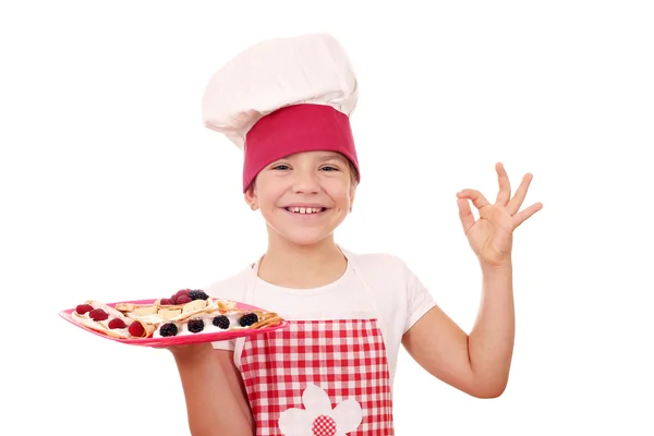 Happy litle girl with crepes on plate and ok hand sign — Stock Photo, Image