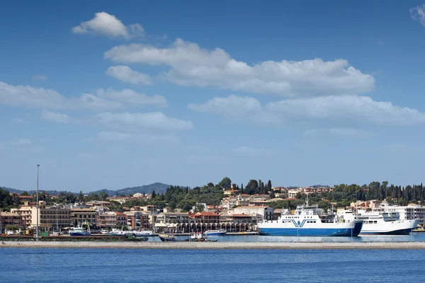 नौका नावों के साथ बंदरगाह कोर्फू ग्रीस — स्टॉक फ़ोटो, इमेज