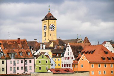 Tarihi belediye binası saat kulesi ve Regensburg, Almanya 'daki renkli eski binalar