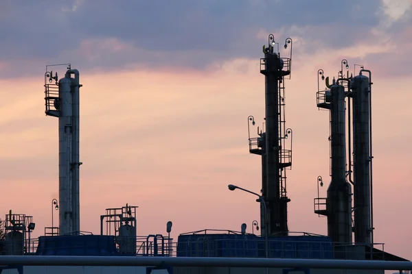 Twilight over petrochemische plant — Stockfoto