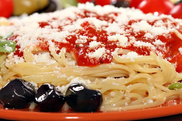 Spaghetti Met Tomaten Olijven Voedsel Achtergrond — Stockfoto