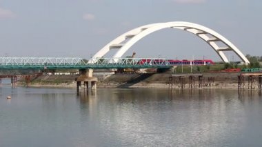 yolcu treni köprü üstünden geçiyor.