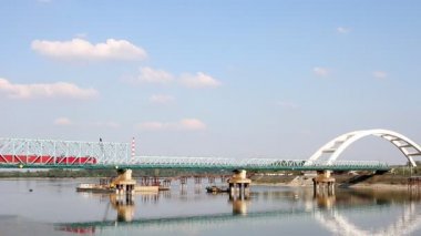 Tren köprü üstünden geçiyor.