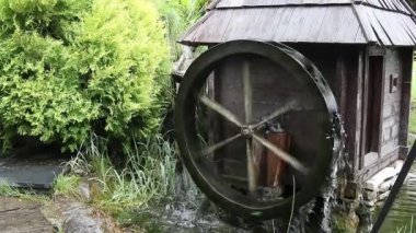 Eski tahta su değirmeni