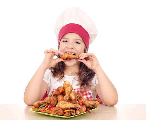 空腹の少女料理食べる鶏のドラムスティック — ストック写真