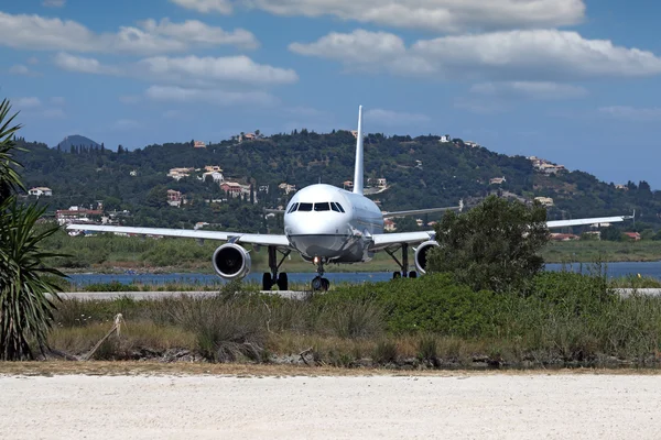 Vliegtuig op de luchthaven Corfu Griekenland — Stockfoto