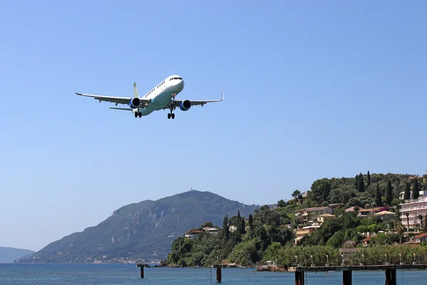 Repülőgép leszállás a repülőtéren Korfu sziget-Görögország — Stock Fotó