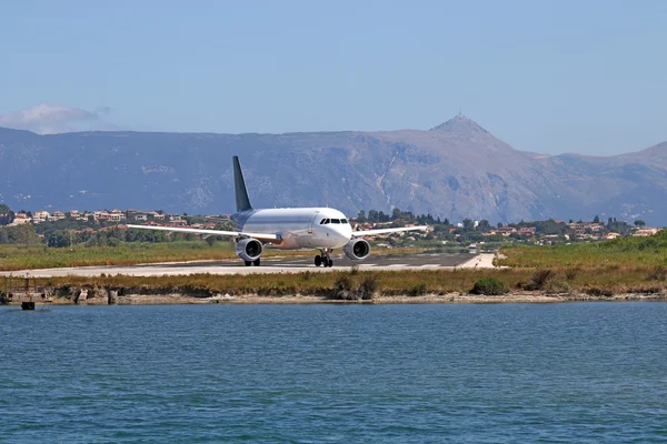 Vliegtuig klaar om te nemen uit Corfu eiland Griekenland — Stockfoto