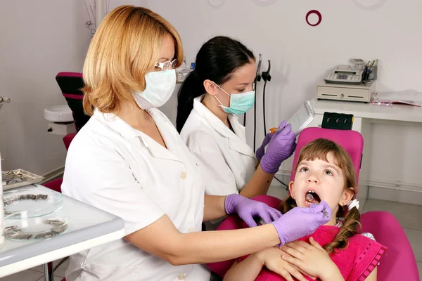 Female dentist nurse and little girl patient — Stock Photo, Image