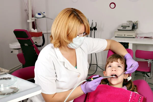 Маленькая девочка пациент и женщина стоматолог — стоковое фото