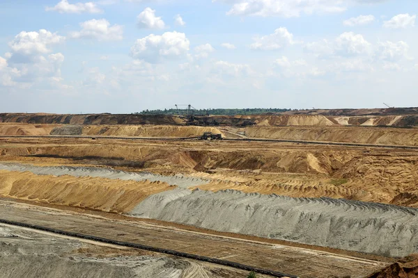 Mina de carbón a cielo abierto con excavadoras — Foto de Stock
