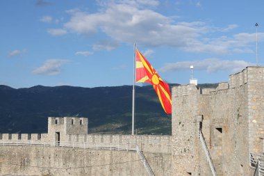 Makedonya 'nın kuzeyindeki Ohri kentindeki Samuel' in Kalesi 'nde Makedon bayrağı