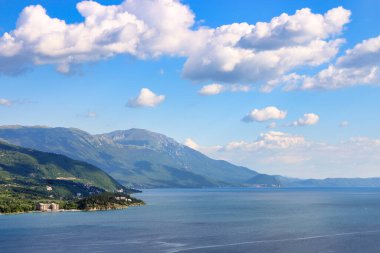 Ohri gölü ve dağları manzarası, yaz mevsimi, Kuzey Makedonya