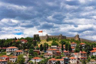 Kuzey Makedonya 'nın Ohri kentinde Samuel' in Makedon bayrağıyla Kalesi