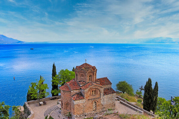 Церковь Святого Иоанна в Канео, с видом на озеро Охрид, Северная Македония. Всемирное наследие ЮНЕСКО