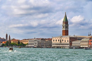 Venedik 'teki St. Marks Bazilika Kulesi ve Ducal Sarayı' nın Campanili.