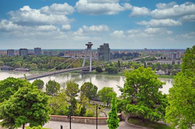 Tuna Nehri üzerindeki SNP köprüsünün üzerindeki ünlü bir UFO kulesi gözlem güvertesiyle Bratislava şehir manzarası. Bratislava Slovakya 'nın başkentidir..