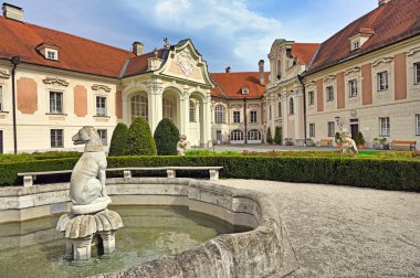 Avludaki taş köpek ve cücelerin heykelleri Lamberg Kalesi, Steyr, Yukarı Avusturya, Avusturya