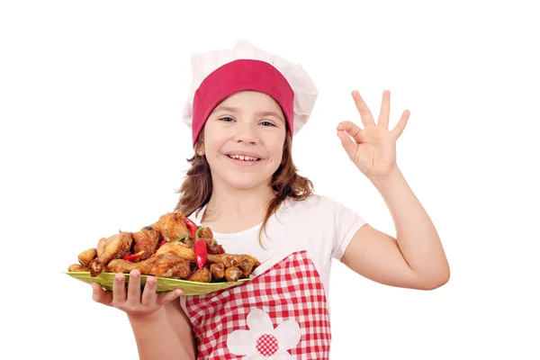 Lycklig liten flicka med kyckling Kycklingben och ok hand tecken — Stockfoto