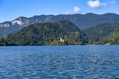 Bled Gölü ve dağların manzarası, Maria, Slovenya 'nın Hacı Kilisesi