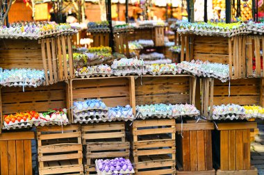 Güzel renkli ve boyalı Paskalya yumurtaları, geleneksel Viyana pazarı.