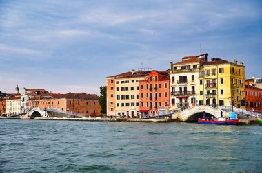 Eski beyaz taş köprüler ve renkli binalar Venedik, İtalya