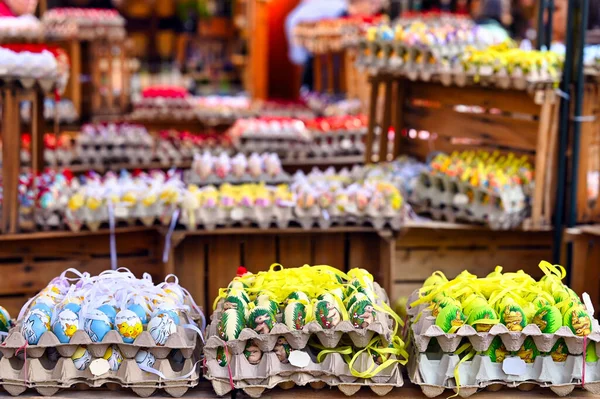Renkli ve boyalı Paskalya yumurtaları, Viyana 'da geleneksel pazar