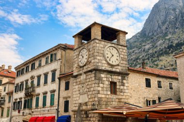 Karadağ 'ın Kotor kentindeki taş saat kulesi